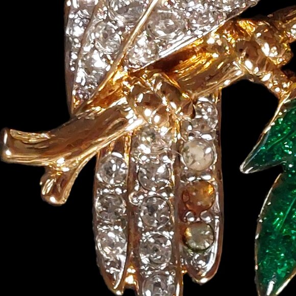 Brilliant Rhinestone Parrot pin broach with an intricate golden setting - Picture 4 of 10